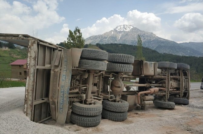 Kahramanmaraş'ta mıcır yüklü kamyon yan yattı