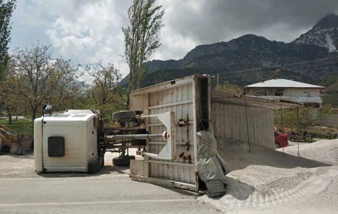 Kahramanmaraş'ta mıcır yüklü kamyon yan yattı