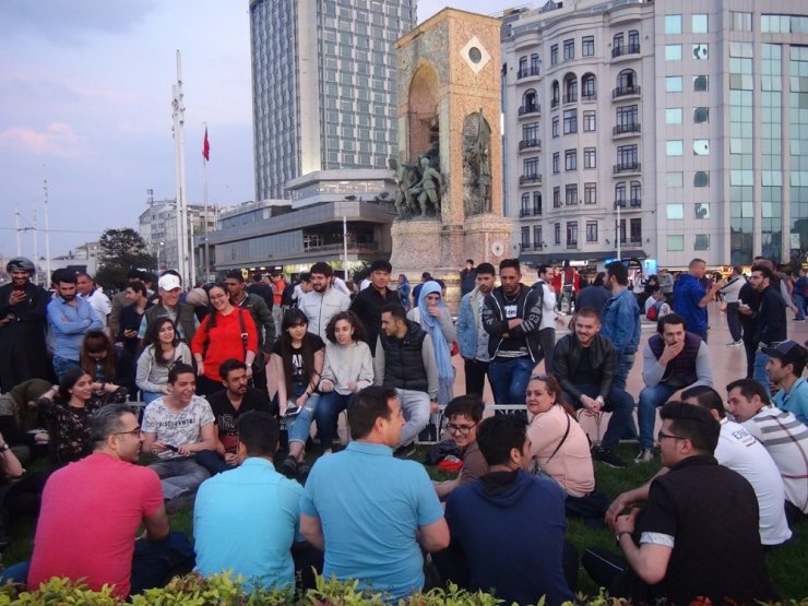 Taksim’de şarkı söylen İranlı turistler büyük ilgi gördü