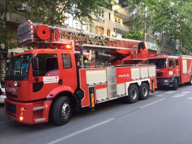 Apartmanda çıkan yangın paniğe neden oldu