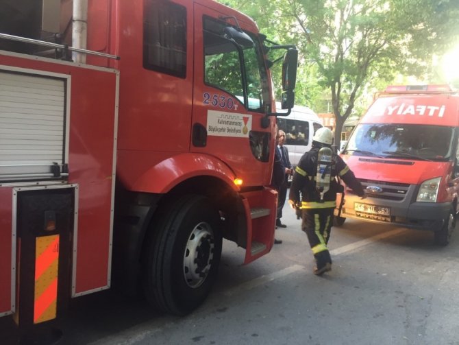 Apartmanda çıkan yangın paniğe neden oldu