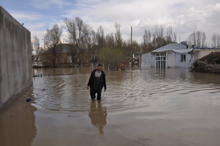 Evler su altında kaldı