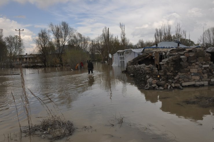 Evler su altında kaldı