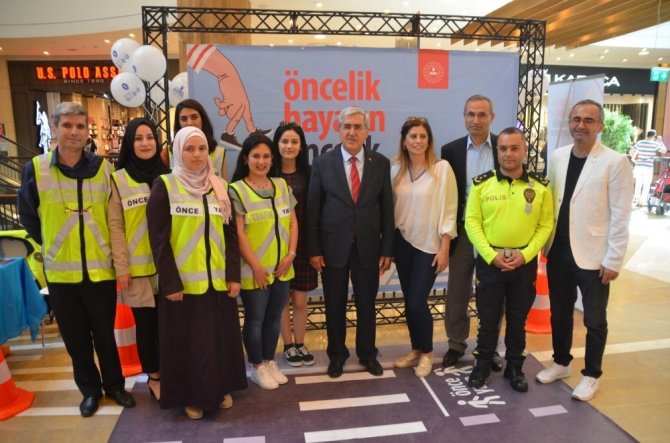 Kahramanmaraş'ta Yaya önceliği açılan stantta uygulamalı olarak anlatıldı