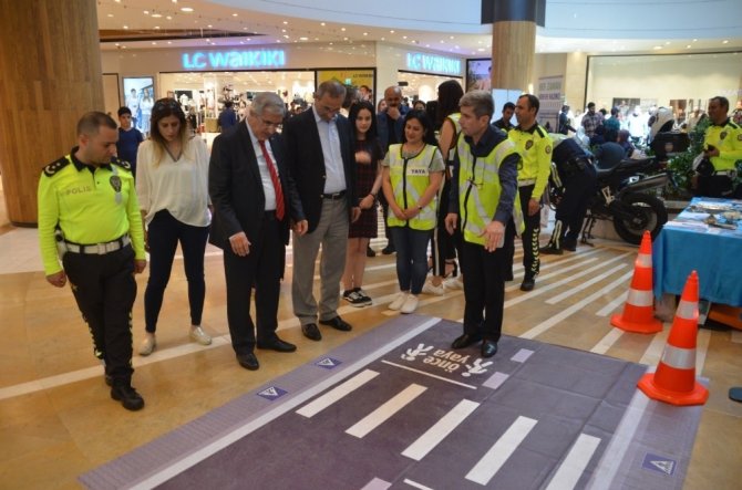 Kahramanmaraş'ta Yaya önceliği açılan stantta uygulamalı olarak anlatıldı