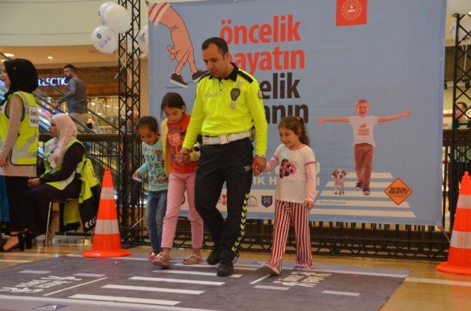 Kahramanmaraş'ta Yaya önceliği açılan stantta uygulamalı olarak anlatıldı