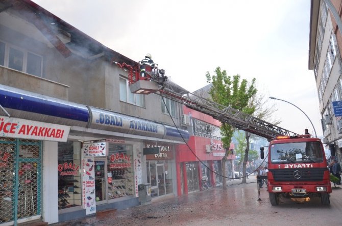 Elbistan'da ayakkabı deposunda yangın çıktı