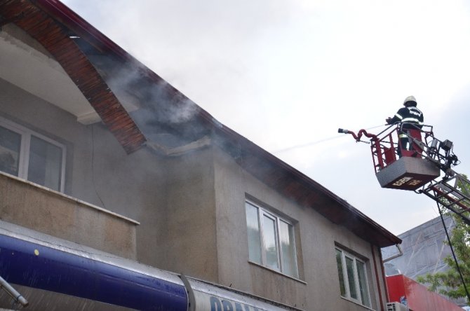 Elbistan'da ayakkabı deposunda yangın çıktı