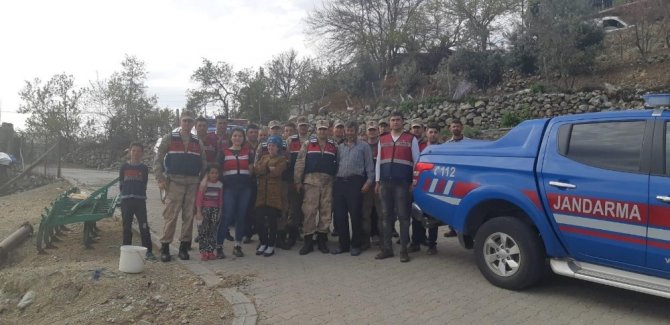 Ormanlık alanda kaybolan kadını jandarma buldu