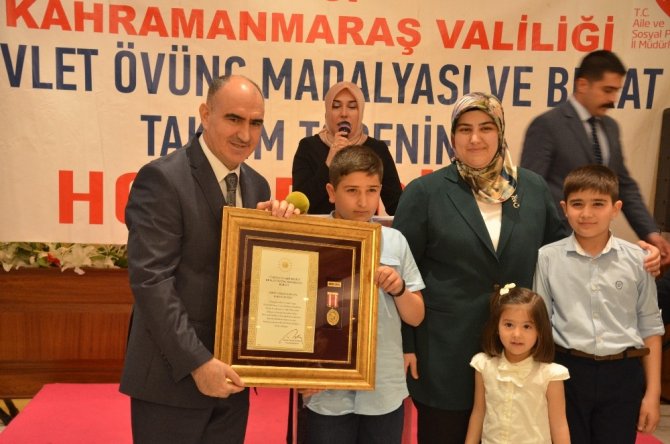 Şehit aileleri ve gazilere Devlet Övünç Madalyası verildi