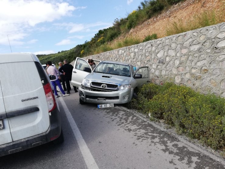 Otomobil karşı şeride uçtu; 4 kişi yaralandı