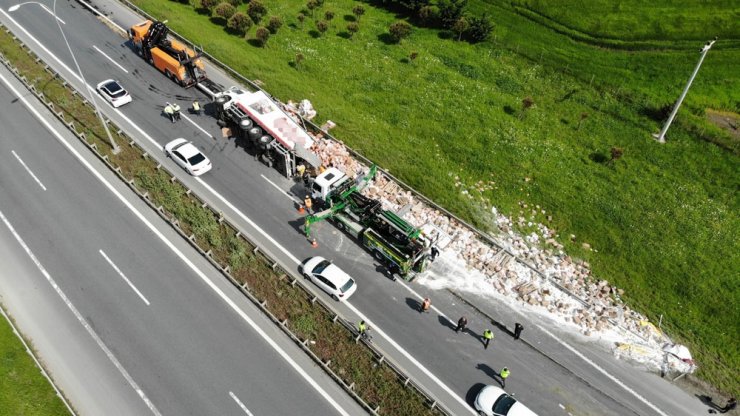 TEM otoyolunda devrilen un yüklü tır havadan görüntülendi