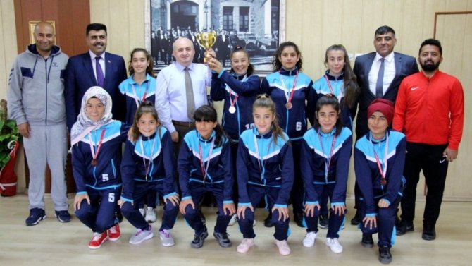 Kahramanmaraş'ta Yıldız Kızlar kupalarıyla gururlandırdılar