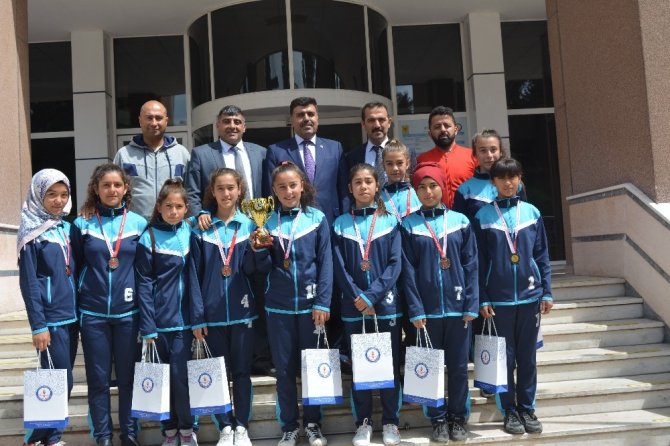 Kahramanmaraş'ta Yıldız Kızlar kupalarıyla gururlandırdılar