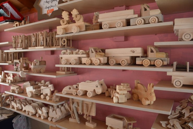 Ahşabı oyuncağa dönüştürüyor