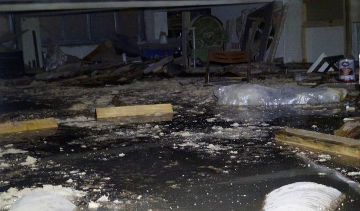 Dükkanını su basan iş yeri sahibi gözyaşlarına hâkim olamadı