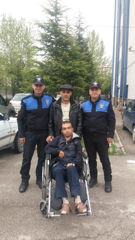 Elbistan'da polis engelli vatandaşa tekerlekli sandalye hediyesi etti