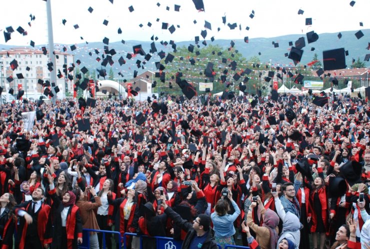 Mustafa Ceceli konseriyle mezuniyeti kutladılar