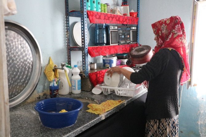 Kahramanmaraş'ta 4 çocuk annesi kadın yardım bekliyor