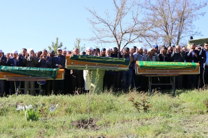 Göksun'da baraj gölünde boğulan 3 çocuk toprağa verildi