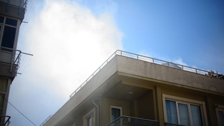 Maltepe’de 5 katlı binada yangın paniği