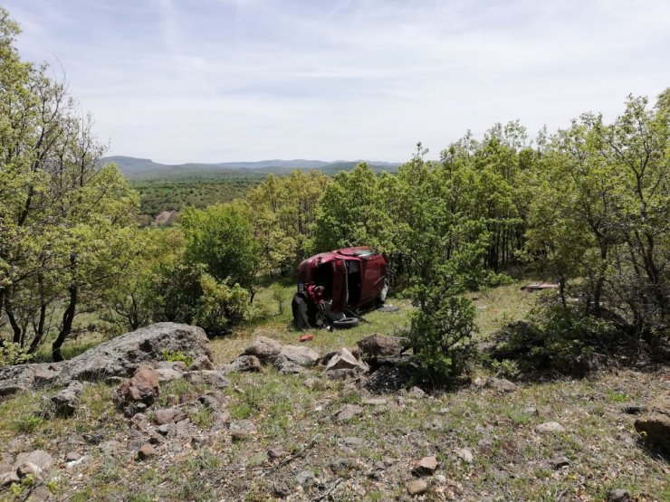 Ankara’da araç şarampole yuvarlandı: 1’i çocuk 4 yaralı
