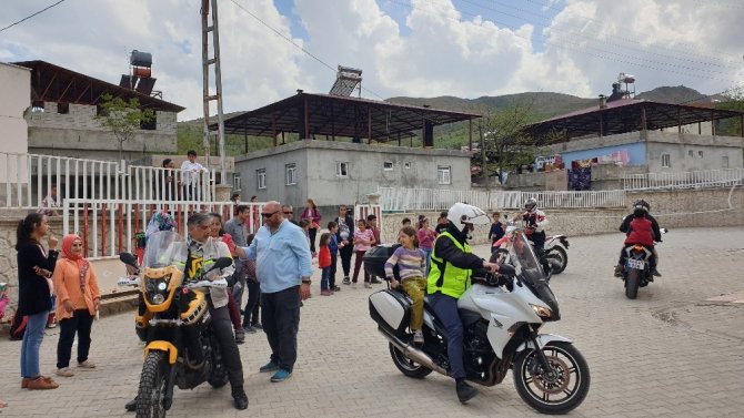 Pazarcık'ta motosiklet grubu 200 öğrenciye sürpriz yaptı