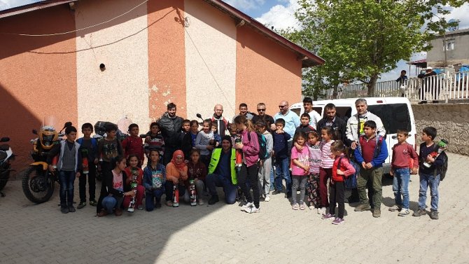 Pazarcık'ta motosiklet grubu 200 öğrenciye sürpriz yaptı