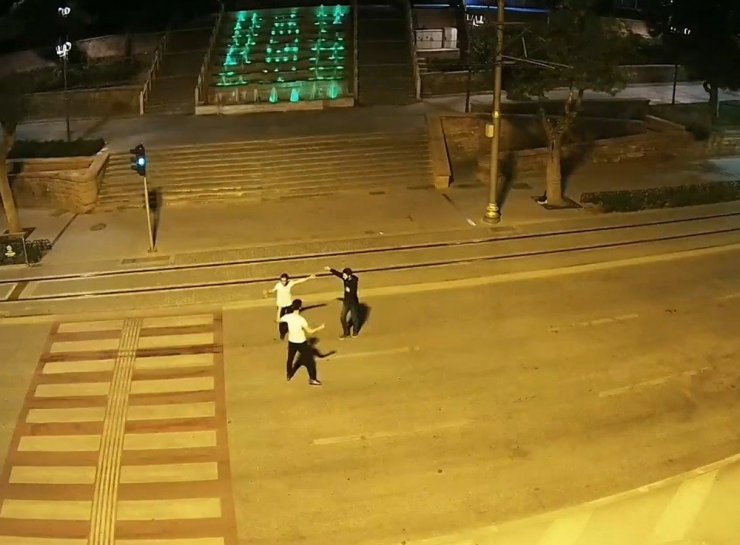 3 kişinin yolun ortasındaki tehlikeli oyunu kamerada