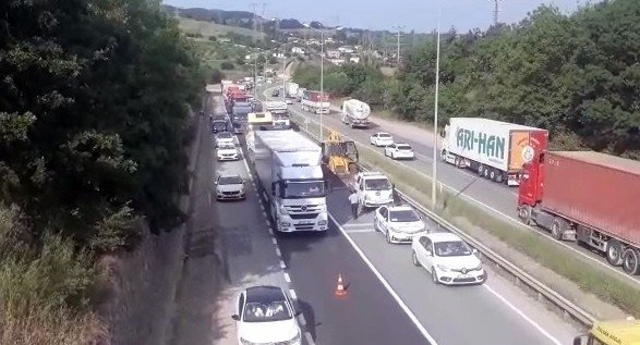 Damperi açılan kamyon üst geçitte asılı kaldı