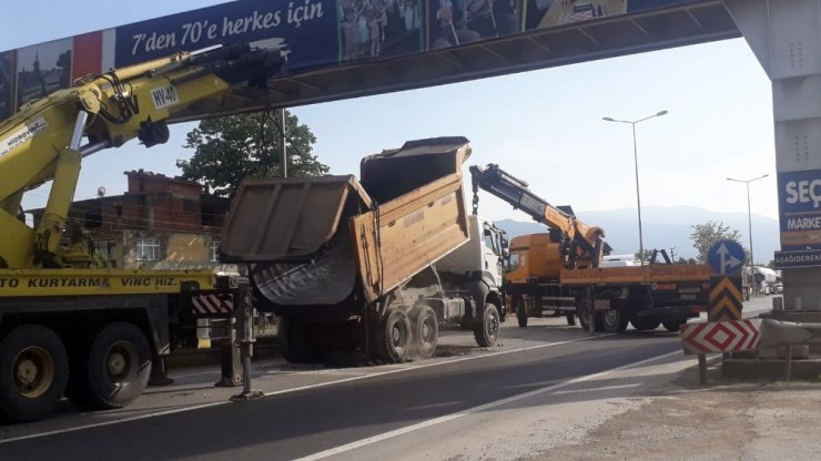 Damperi açılan kamyon üst geçitte asılı kaldı