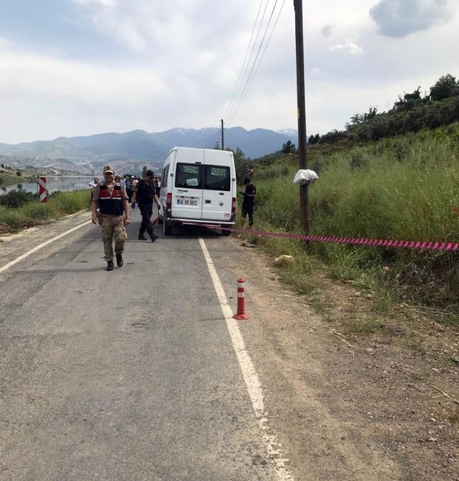 Kahramanmaraş'ta lastiği patlayan okul servisi elektrik direğine çarptı