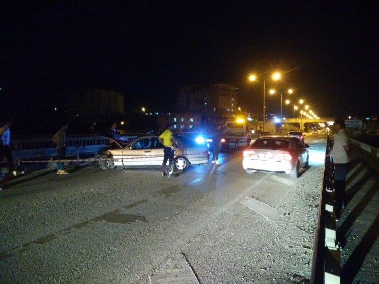 Kontrolden çıkan otomobil bariyerlere çarptı