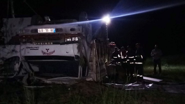 Mültecileri taşıyan kamyon devrildi: Çok sayıda ölü ve yaralı var