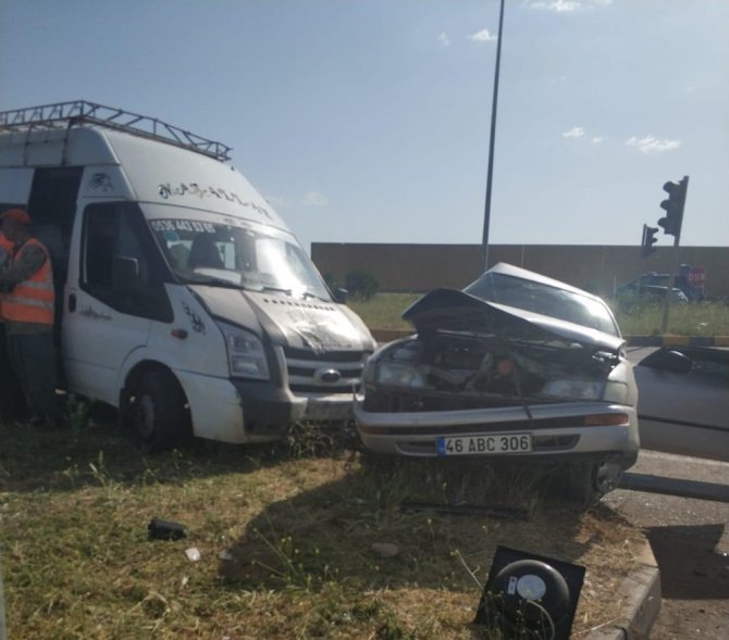 Kahramanmaraş’ta minibüs ile otomobil çarpıştı