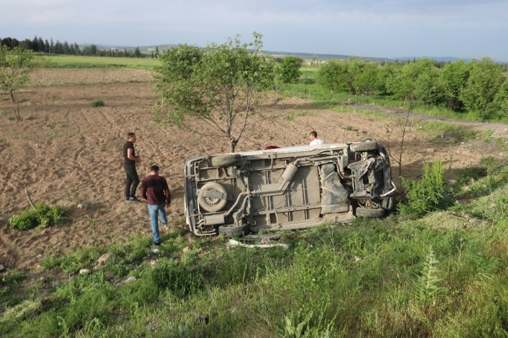 İşçileri taşıyan midibüs devrildi: 7 yaralı