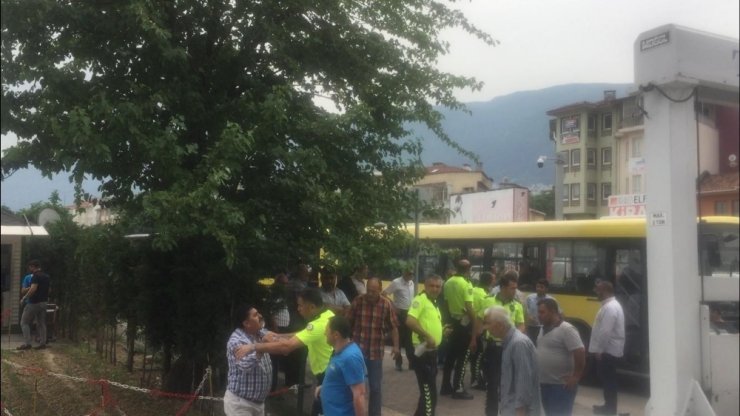 Otobüs şoförü ile yolcu birbirine girdi