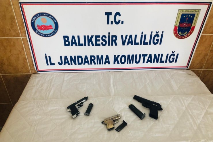 Cezaevi firarisi jandarmanın kaçak alkol uygulamasında yakalandı