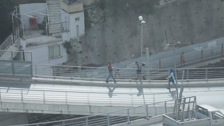 Köprüden atlarken kolundan yakaladılar