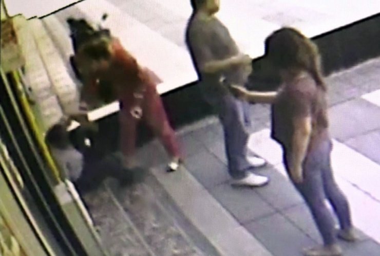 Küçük kızı taciz eden şahıs kameralara yakalandı