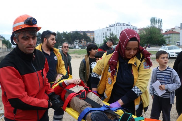 3 metre yükseklikten dereye düşen çocuğu itfaiye kurtardı
