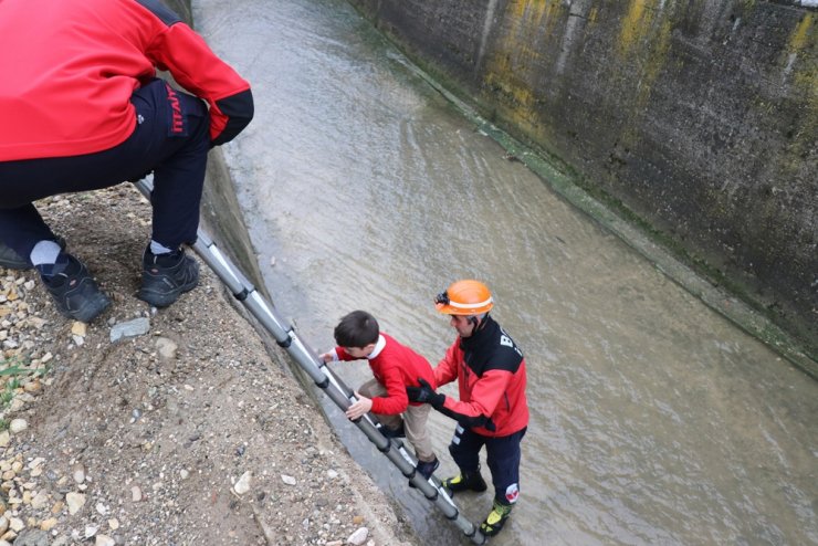 3 metre yükseklikten dereye düşen çocuğu itfaiye kurtardı