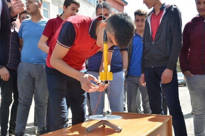 Kahramanmaraşlı meslek lisesi öğrencileri roket yaptı