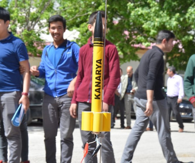 Kahramanmaraşlı meslek lisesi öğrencileri roket yaptı