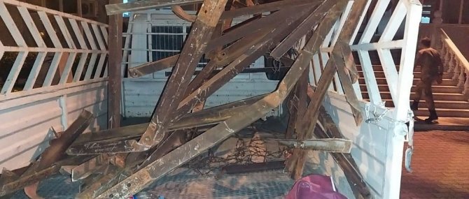 Kahramanmaraş'ta elektrik direğini çalarken suçüstü yakalandılar