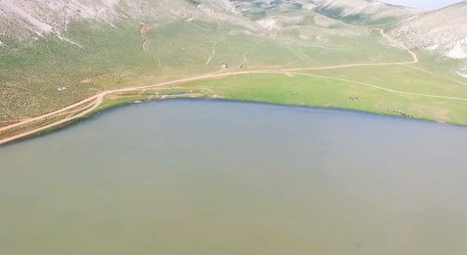 Ahir Dağı’nda zirvesindeki Karagöl havadan görüntülendi