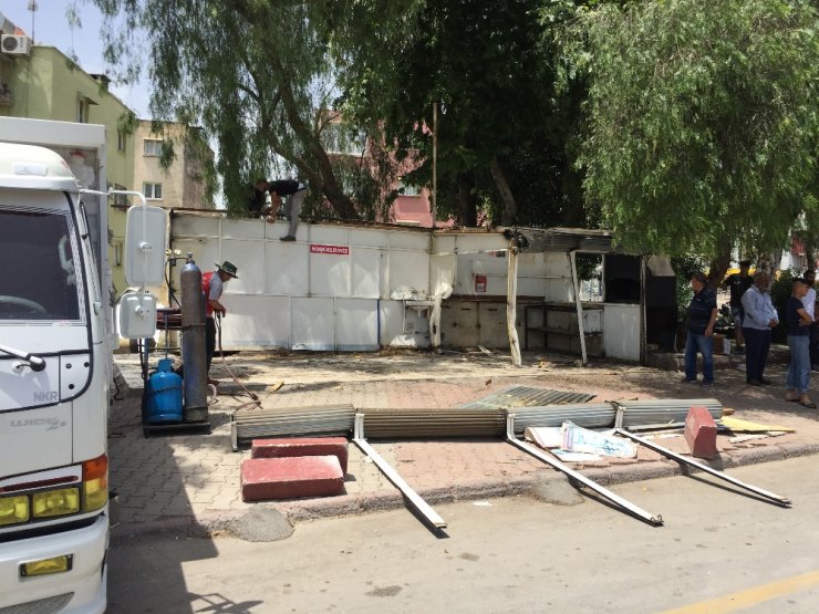 "Bayana niye küfür ediyorsun?” diyen kebapçının dükkanına aracıyla daldı