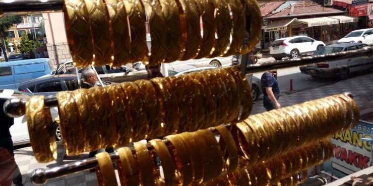 Sahte bombayla kuyumcuyu soydu