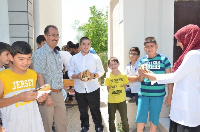 Kur’an kursu öğrencilerine köfte ekmek ikramı yapıldı