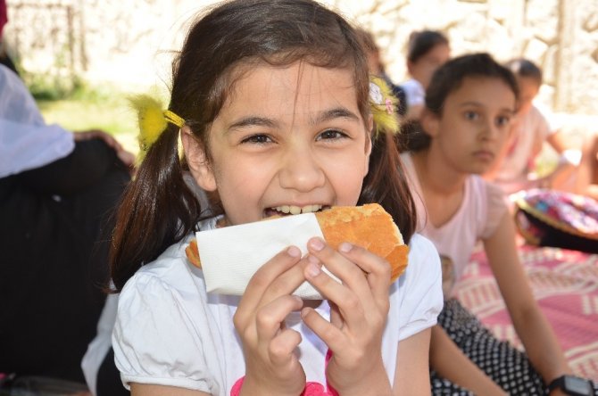 Kur’an kursu öğrencilerine köfte ekmek ikramı yapıldı